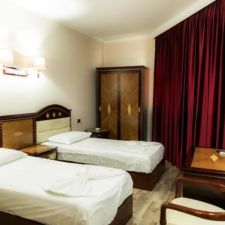 Univers Hotel 4*